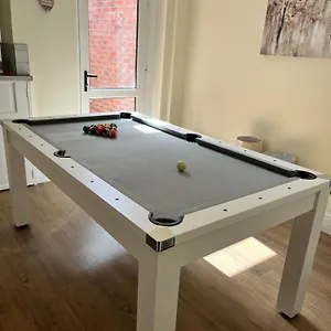 4 Bedroom, Sleeps 8, 30 Seconds From Beach, Games Table Holiday home The Mumbles